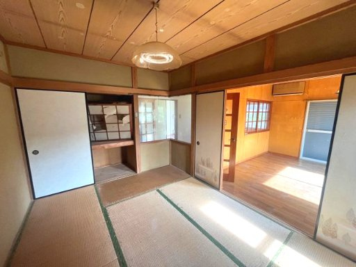 のどかな田園風景に囲まれた、約65坪のゆとりある敷地♪　駐車2台可能！約34坪の建物を活かしたリフォームやリノベーションで理想の住まいづくりを楽しめます！