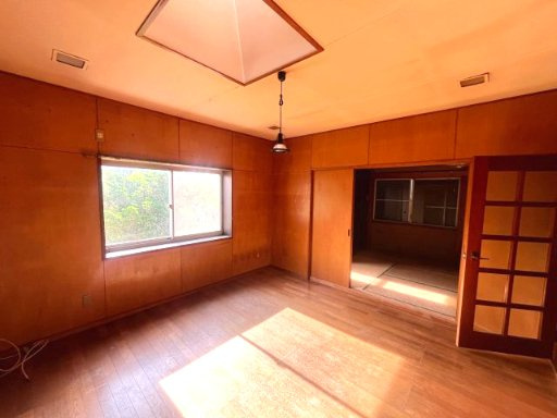 のどかな田園風景に囲まれた、約65坪のゆとりある敷地♪　駐車2台可能！約34坪の建物を活かしたリフォームやリノベーションで理想の住まいづくりを楽しめます！