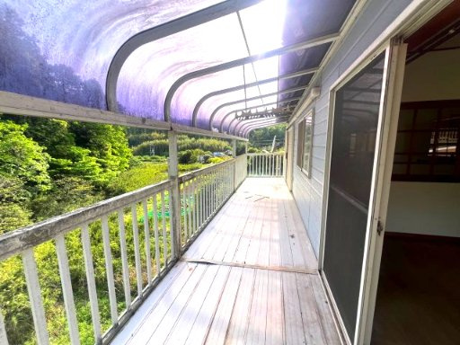 のどかな田園風景に囲まれた、約65坪のゆとりある敷地♪　駐車2台可能！約34坪の建物を活かしたリフォームやリノベーションで理想の住まいづくりを楽しめます！