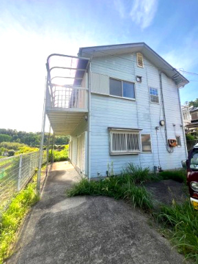 のどかな田園風景に囲まれた、約65坪のゆとりある敷地♪　駐車2台可能！約34坪の建物を活かしたリフォームやリノベーションで理想の住まいづくりを楽しめます！
