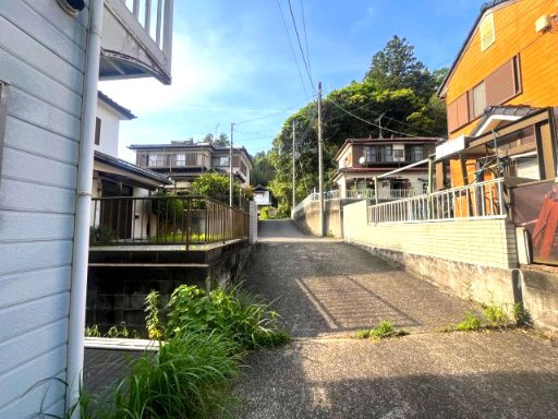 のどかな田園風景に囲まれた、約65坪のゆとりある敷地♪　駐車2台可能！約34坪の建物を活かしたリフォームやリノベーションで理想の住まいづくりを楽しめます！