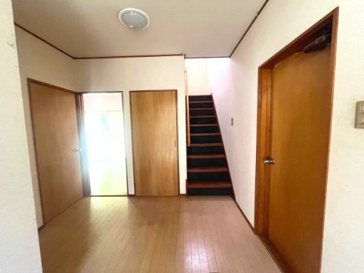 のどかな田園風景に囲まれた、約65坪のゆとりある敷地♪　駐車2台可能！約34坪の建物を活かしたリフォームやリノベーションで理想の住まいづくりを楽しめます！