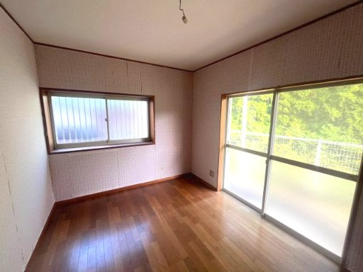のどかな田園風景に囲まれた、約65坪のゆとりある敷地♪　駐車2台可能！約34坪の建物を活かしたリフォームやリノベーションで理想の住まいづくりを楽しめます！