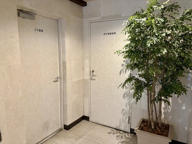 屋内ゴミ置き場。エレベーターから近く、雨に濡れることなくゴミ出しができます。