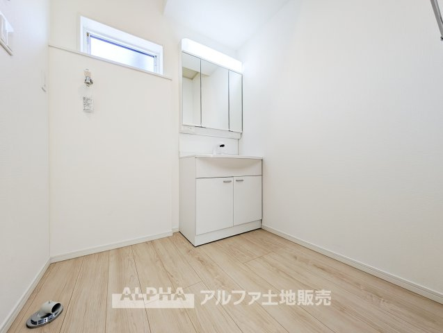 【Laundry　space】　◆ランドリースペース◆広々した空間で雨の日でも十分に洗濯物を乾かすことが出来ます。バスルームには浴室換気乾燥機も付いているので重宝しますね。