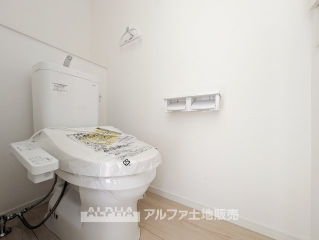 【Warm　water　flush　toilet】　◆温水洗浄便座付きトイレ◆お掃除も楽々。快適に過ごすためには今や欠かせない設備の一つです。壁掛けリモコンで使いやすくいつでも清潔に保てます。