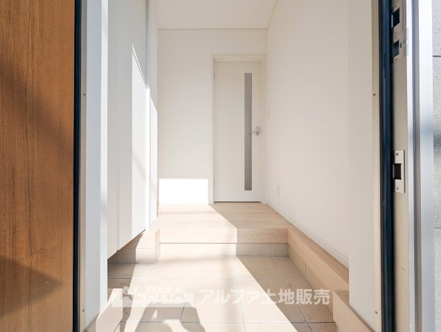 【Welcome　Space】　◆玄関◆帰宅時にほっとできる、穏やかな空気感の玄関。整った空間が日々の切り替えを自然にサポートし、来客時にも好印象を与えます。