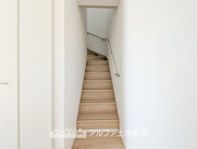 【Living　in　the　stairs】　◆リビングイン階段◆家族みんなの笑い声が聞こえ温かみを感じる導線は、子様の成長を見守り我が子の成長した姿を見つめる。そんな優しい思いの詰まった間取りです。