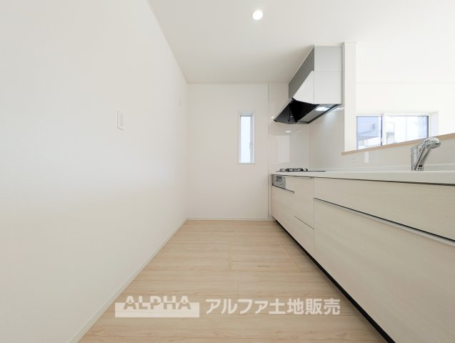 【Happy　circle　Kitchen】　◆団欒キッチン◆キッチンからは家族の団欒が飛び交い明るい陽射しを浴びながらの朝食は楽しく素敵な時を奏でる空間。