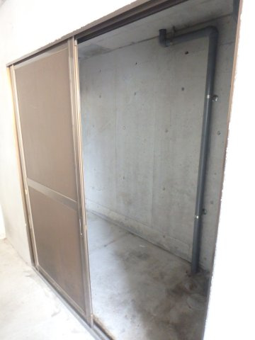 駐車場の収納は季節外のものやレジャーなどの道具なども置けますね