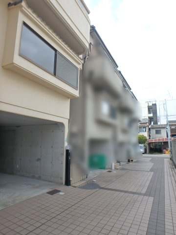 前面道路は交通量の少ない通路です