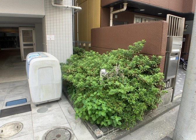 物件によっては、入居者が個人的に使用できる専用庭がついているものもあります。また、住宅の中にある土間の部分を庭と呼ぶこともあります。庭の用途は住む人によって変わり、それによってデザインもさまざまです。