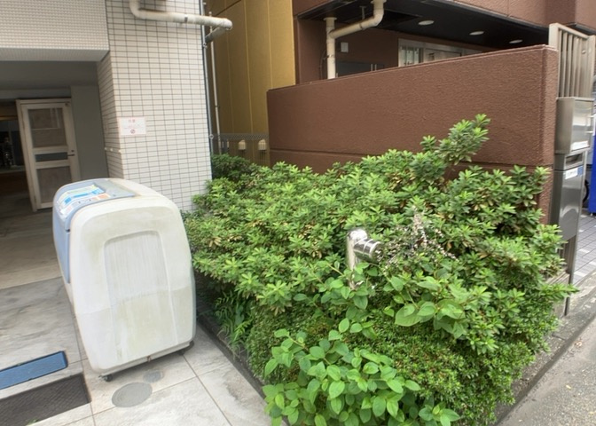 中庭（パティオ）とは、一つの建築物の内部に設けられた、壁などで囲われている庭のことを指します。コの字型、ロの字型が主流ですが、L字型の中庭もあります。最近では、インテリア性の高さからも人気があります。
