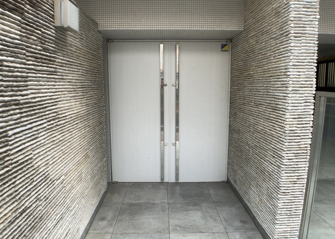 マンションのエントランスには、もともと風よけや防犯の役割がありますが、マンションによって宅配ボックスなどの設備が備わっている所もあります。日々の生活をイメージしながら生活しやすさをチェックしましょう。