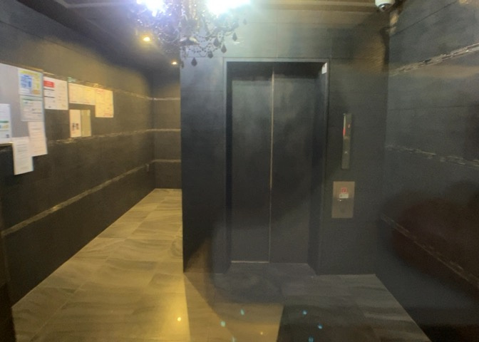 共用部分は、一棟の建物に住む区分所有者全員が共同で所有するとし、共用部分の管理、補修などは、区分所有者で形成される管理組合が行います。個人の判断で勝手に変更することはできませんので覚えておきましょう。