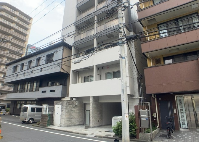 道幅が広い場所は日当たりや風通が良好です。幅が広いのですれ違いも可能ですし大きな車でも駐車可能！一方で、大型車が通ることも多くなるため交通量の増加により騒音に繋がります。また土地の値段が高くなります。