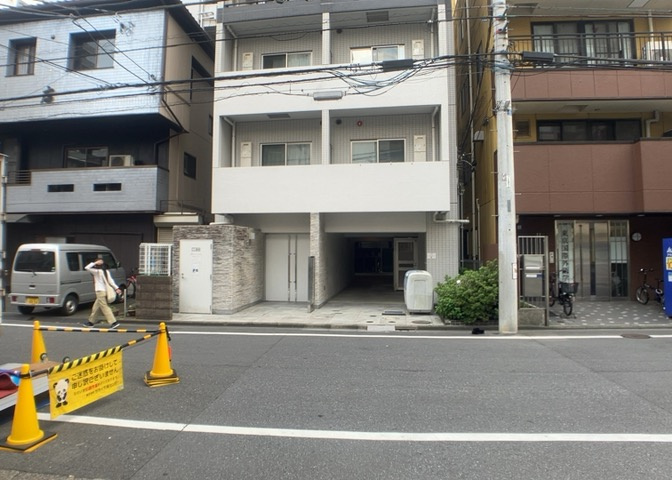 外観はマンション管理がされているかの目安になります。築年数が古いと、壁面は劣化してひび割れが生じることも！建物が古びていても細かいところが修繕されていると、きちんと管理されているなぁと感じるでしょう。