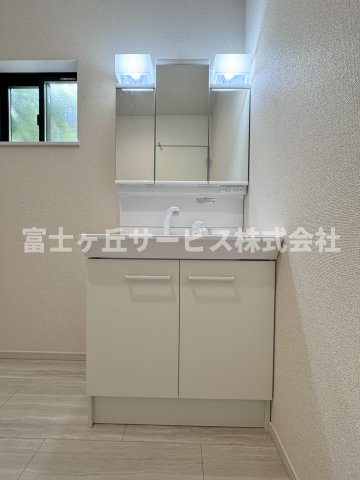 朝の身支度に便利な独立洗面台です