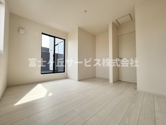 バルコニーに面した洋室です