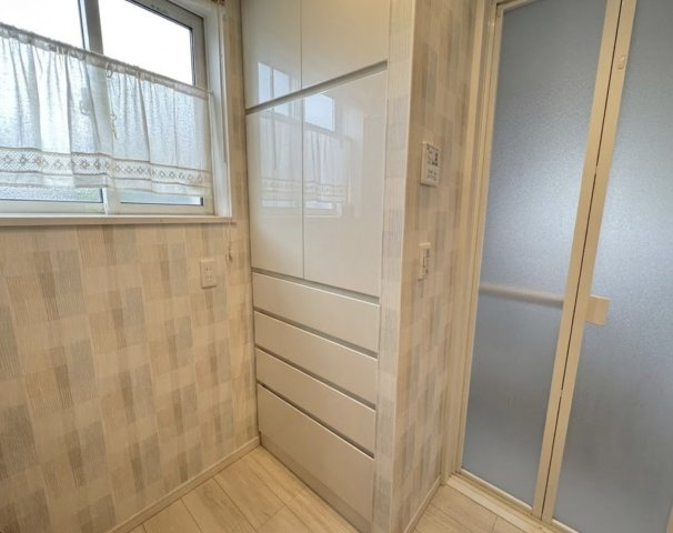 洗面室には収納スペースも設けられており、タオルや洗剤などの日用品をすっきり整理できます。限られた空間を有効活用できる設計で、生活感を抑えたすっきりとした空間づくりが可能です。