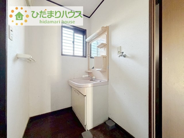 三面鏡の大きな鏡は憧れます(^^♪　鏡の後ろは収納となっていて、細かいものでも収納できるのでスッキリと整理できます！