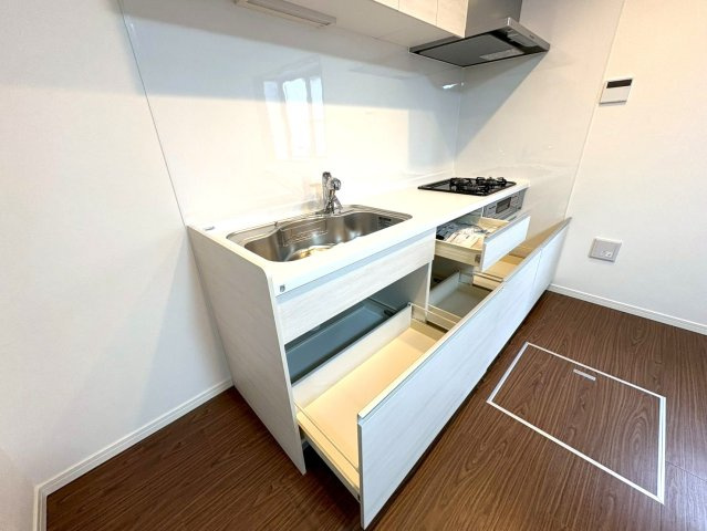 調理道具や調味料もすっきりしまえる、収納力のあるキッチン