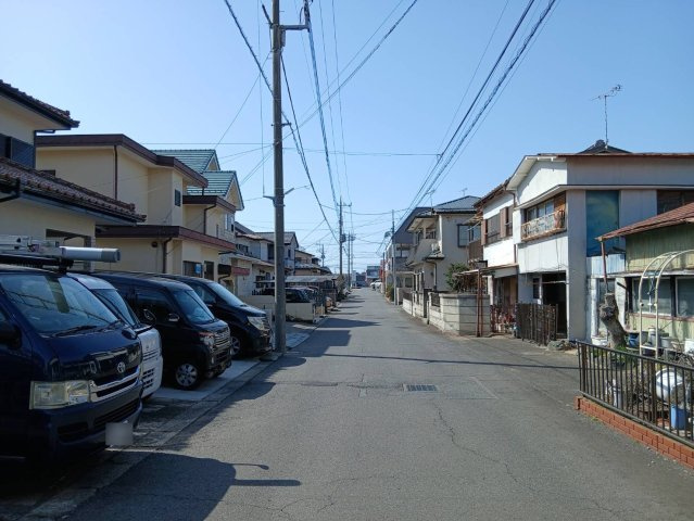 【前面道路現地写真】東から西へカメラを向けた撮影です。