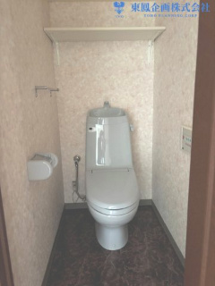 収納棚付きのトイレ