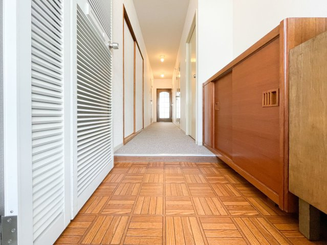 玄関からリビングにつながる廊下です。足音がひびきにくいカーペット仕様です。
