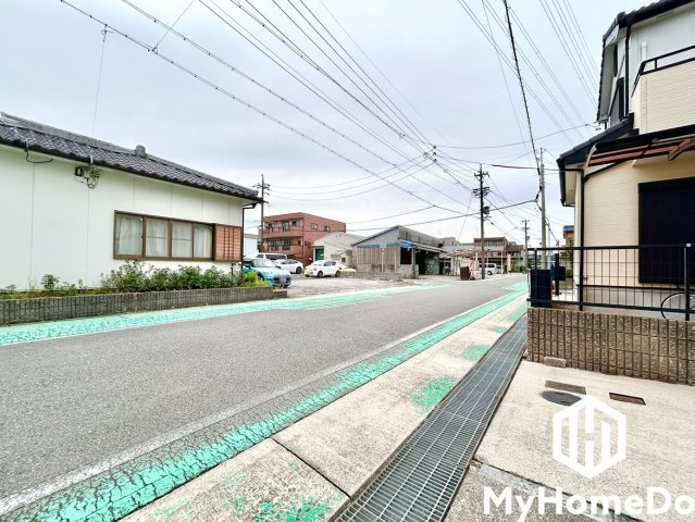 前面道路幅員約8.0mとゆったりとした広さがあるのでファミリーカー等の車の出入れも楽にできます