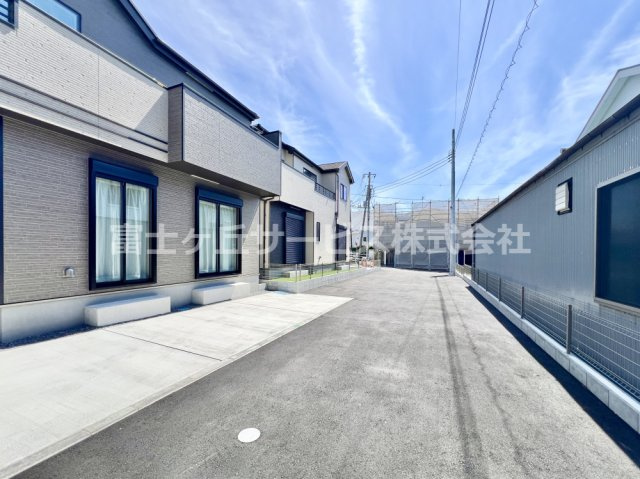 前面道路含む現地写真です