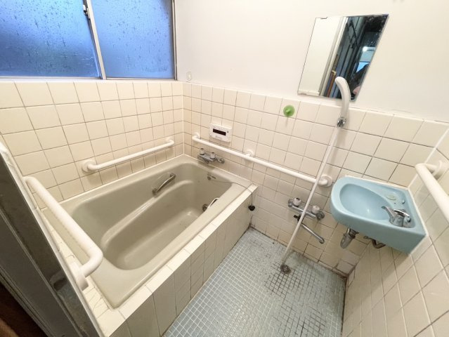 入浴時の快適さも大事なことですが、綺麗な状態を維持できなければ気持ちよく入浴できません。毎日の掃除が楽という点は大事なポイントになります！カビが生えにくく掃除がしやすい、壁や浴槽を選ぶといいでしょう。