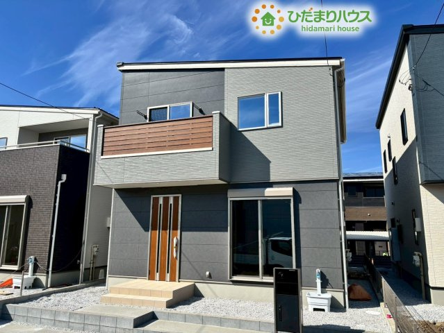 別角度から見た外観です!周囲の建物との間隔もしっかりと確保されており、陽当たりや通風も期待できる配置となっています♪毎日のゴミ出しや、お買い物帰りの荷物の運び込みもスムーズに行える動線です!