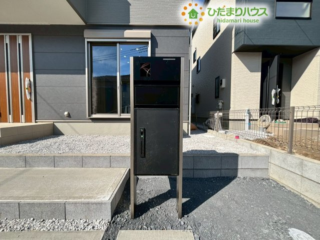 玄関前にはスタイリッシュな機能門柱が設置されています!宅配ボックス付きなので、不在時や手が離せない時でもスムーズに荷物を受け取ることができます♪ネットショッピングを頻繁に利用する方にも便利です!