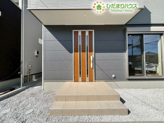 ゆったりとしたアプローチが構える、お家の顔となる玄関ポーチです!雨の日でも濡れにくい庇（ひさし）がついており、鍵の開け閉めや傘をたたむ動作も落ち着いて行えます♪段差が少なく移動もスムーズです!