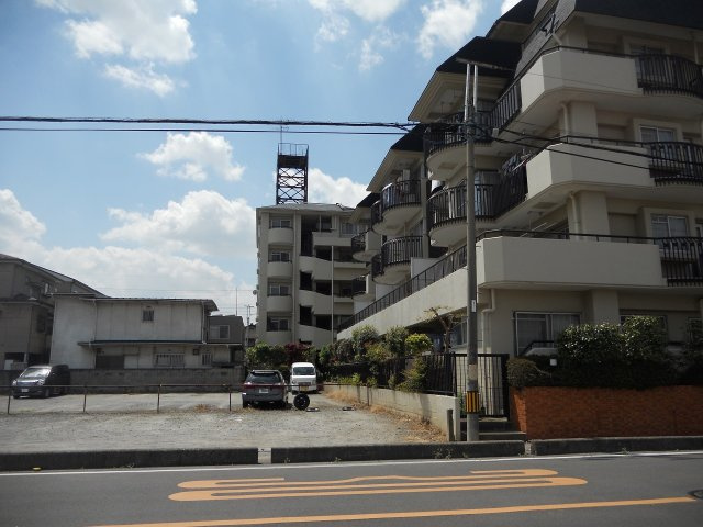 東口徒歩圏内に24時間営業のスーパーや24時間対応の総合病院もあり、生活利便性が高いエリアです。