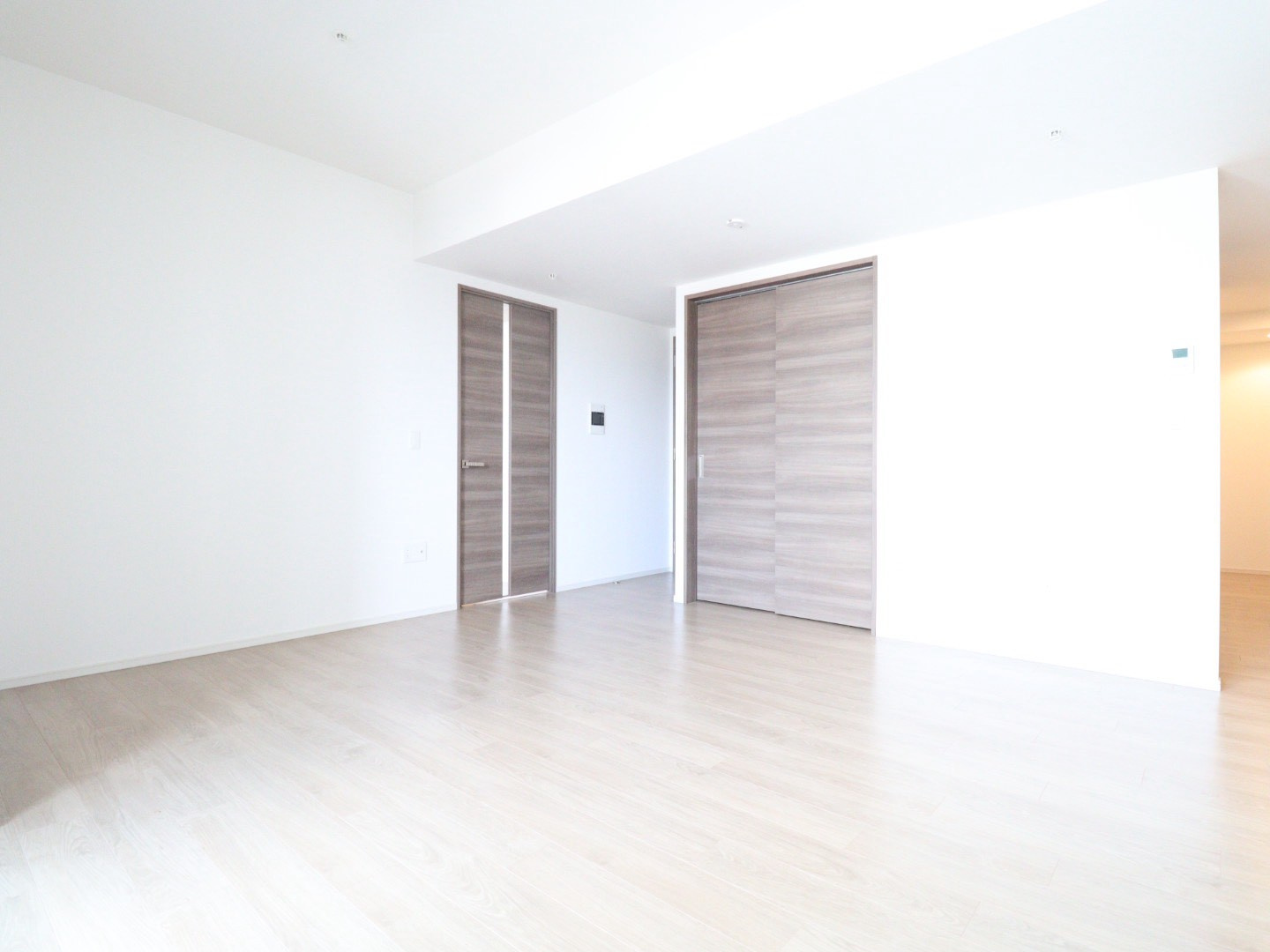 【リビングダイニング】窓からたくさんの陽が差し込み、お部屋全体がとても明るく、暖かみある空間です☆