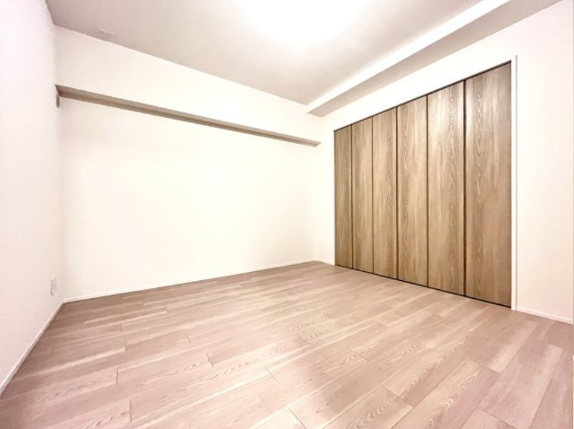 約7帖の洋室！全居室に収納が備わり、居室空間をより広く隅々までお使いいただけます。