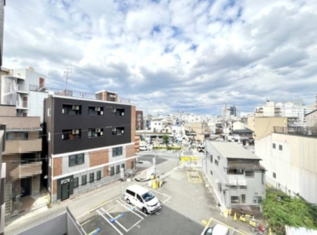 近隣に大きな建物が無いので開放的！2部屋続きのバルコニーで洗濯物もたっぷり干せます。