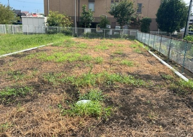 土地の面積＝住宅面積ではありません。建ぺい率の問題などで、土地のある場所によって住宅を建てられる面積は限られています。高さもしかり、「土地」という言葉の中には、建築条件も含まれると考えておきましょう。