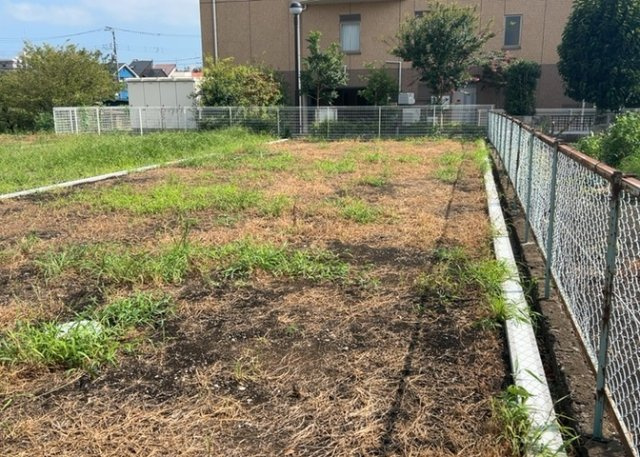 家を建てる場合、方位は要チェックです。現実的に日当たりのよい家ならばリビングは南側、建築基準法でも北側に当たる家への配慮は求められています。土地を見学に行く際は、方位磁針を持って行くようにしましょう。