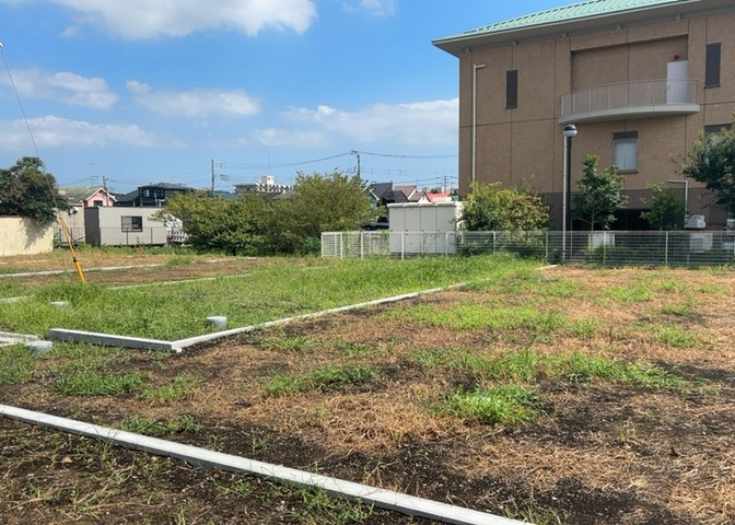 土地の前の道路に消火栓が設置されていることがあります。この場合、道路交通法第45条第1項により、駐車禁止の場所が指定されています。そのため、車庫などの駐車スペースをつくることができない場合があります。