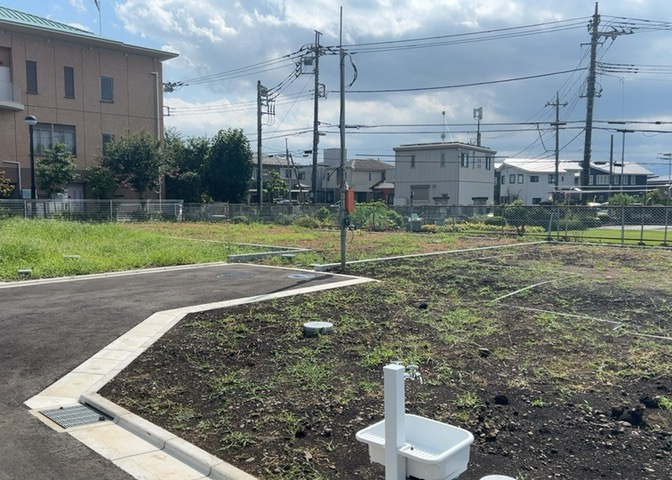 現地に行くなら、物件の周囲の地形がどうなっているかを見ることも大切です。周辺より低くなっている土地では、大雨などで水が集まりやすいため、地盤が弱くなっているということも考えられるため、注意が必要です。