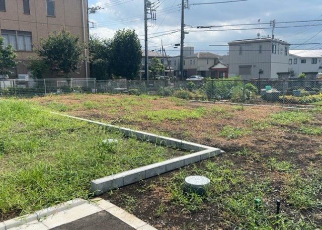 土地購入を検討されている場合、境界杭がない状態で購入してしまうと境界確定測量をする必要があり、費用がかかります。購入の前に、売主、隣土地所有者立ち合いのもと境界を確定し境界杭を設置するのがベストです。