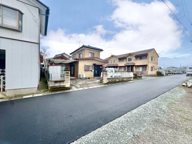 ■外観｜前面道路が広くキレイで見渡しが良いため、車の出入りやすれ違いもスムーズで日々の運転も安心して行えます♪