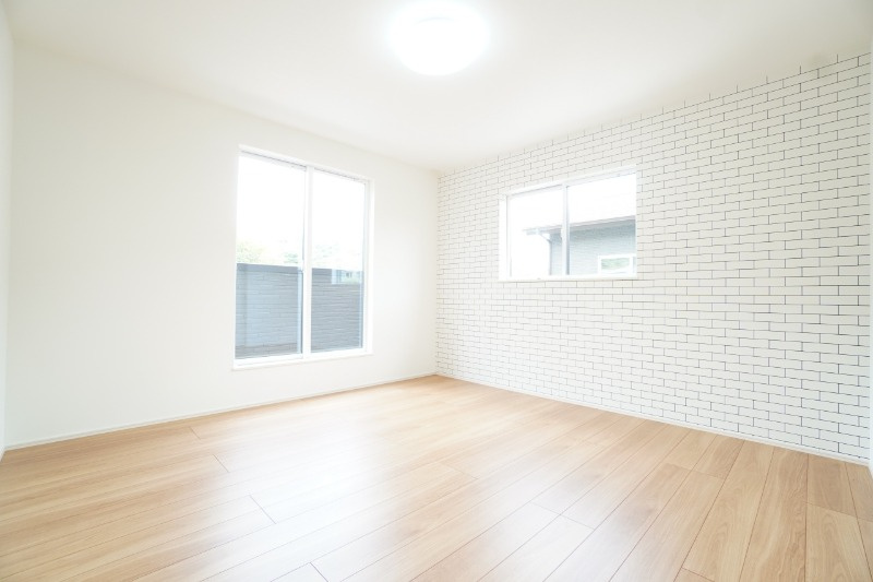 2階8帖洋室。バルコニーがあるお部屋です。※類似物件の参考画像です。
