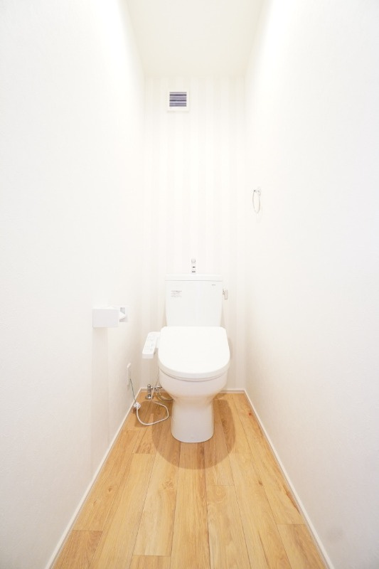 2階にもトイレ設置！朝の争奪戦も回避できます♪※類似物件の参考画像です。