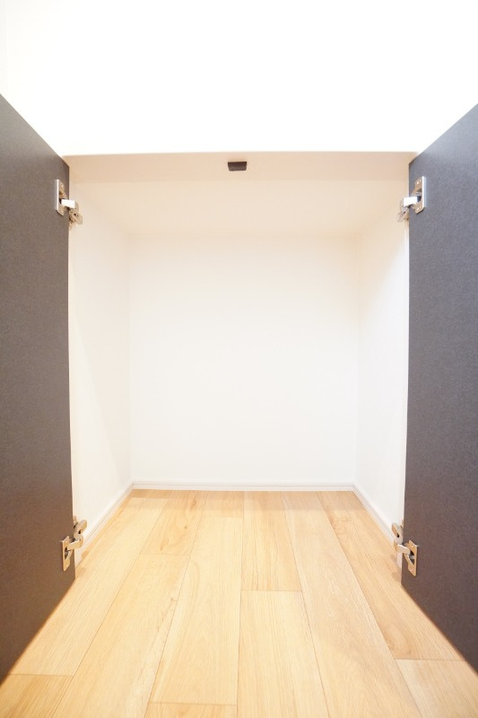 1階トイレ収納。トイレットペーパーや掃除用品などを隠して収納できます。※類似物件の参考画像です。