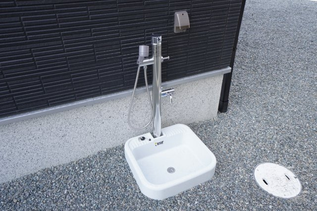 ホースが自由自在に伸びて水の飛び散りも少ないハンドシャワータイプ♪※類似物件の参考画像です。