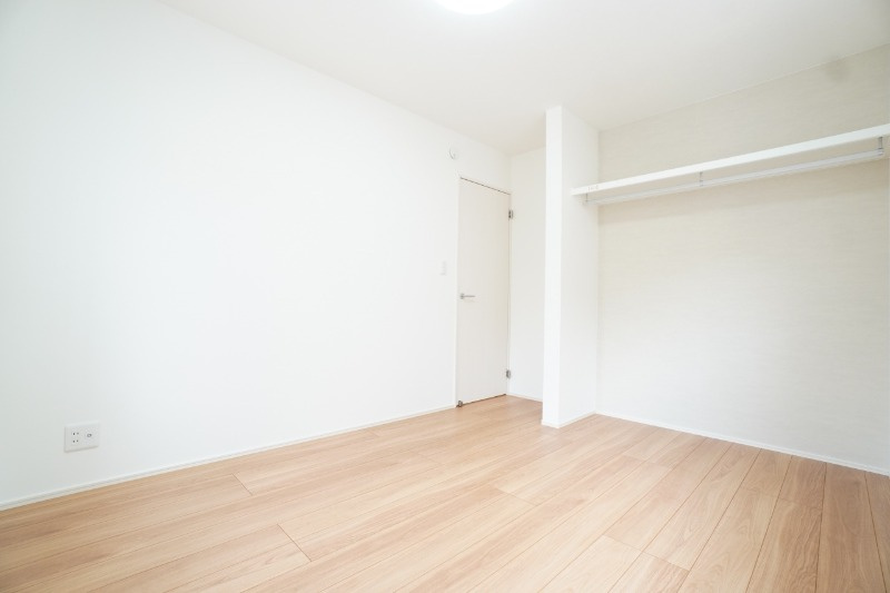 2階6帖洋室。オープンクローゼットでお部屋の広さを最大限に使用できます。※類似物件の参考画像です。